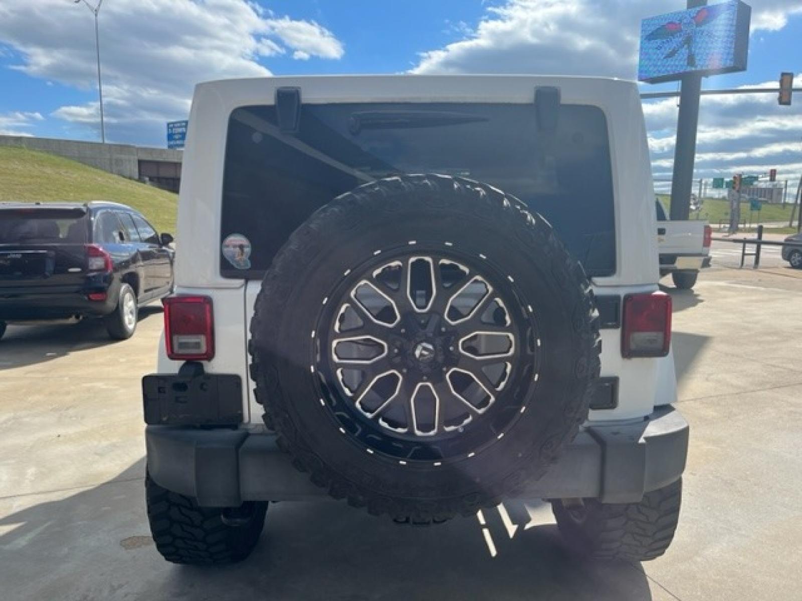 2017 WHITE JEEP WRANGLER UNLIMITED S Unlimited Sahara 4WD (1C4BJWEGXHL) with an 3.6L V6 DOHC 24V FFV engine, located at 8101 E. Skelly Dr., Tulsa, OK, 74129, (918) 592-3593, 36.121891, -95.888802 - Photo #8